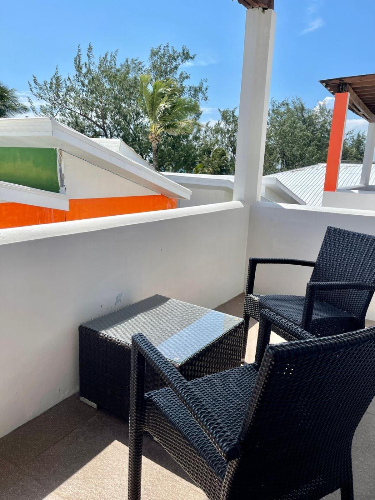 Calypso Beach And Dive Resort Manoc-Manoc Екстериор снимка