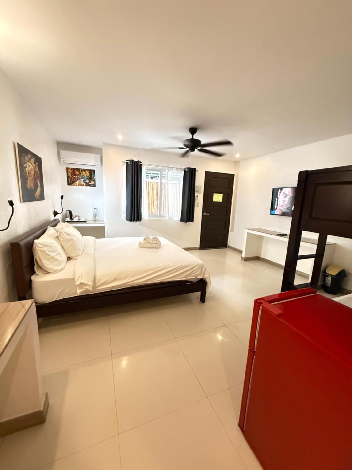 Calypso Beach And Dive Resort Manoc-Manoc Екстериор снимка