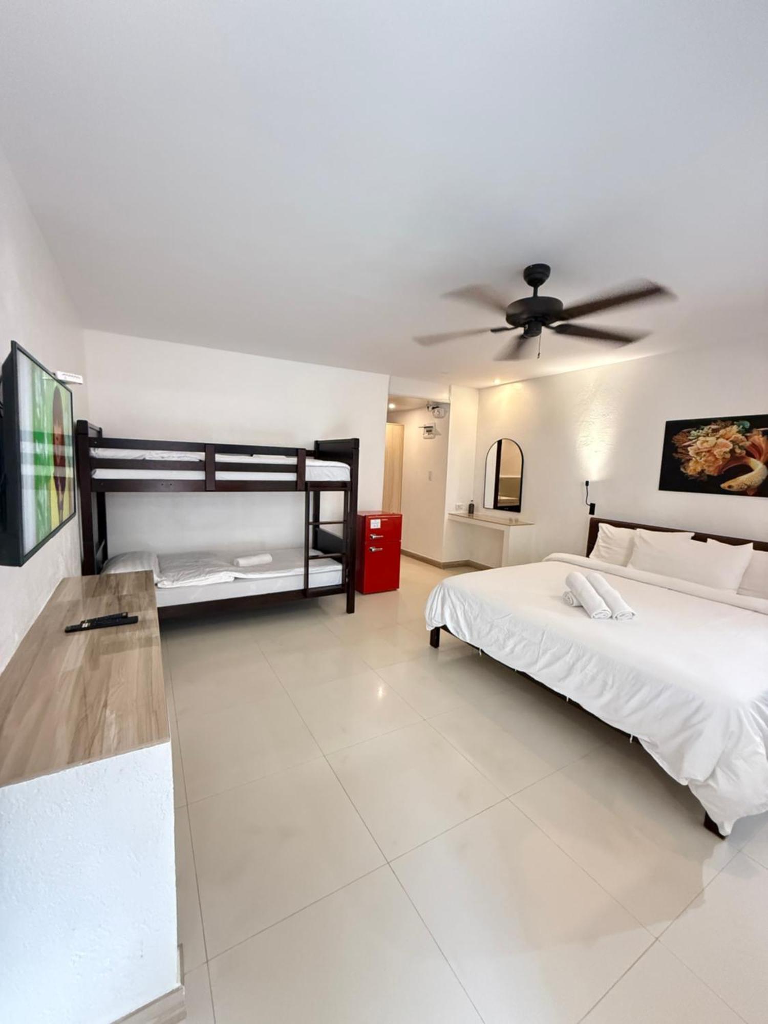Calypso Beach And Dive Resort Manoc-Manoc Екстериор снимка