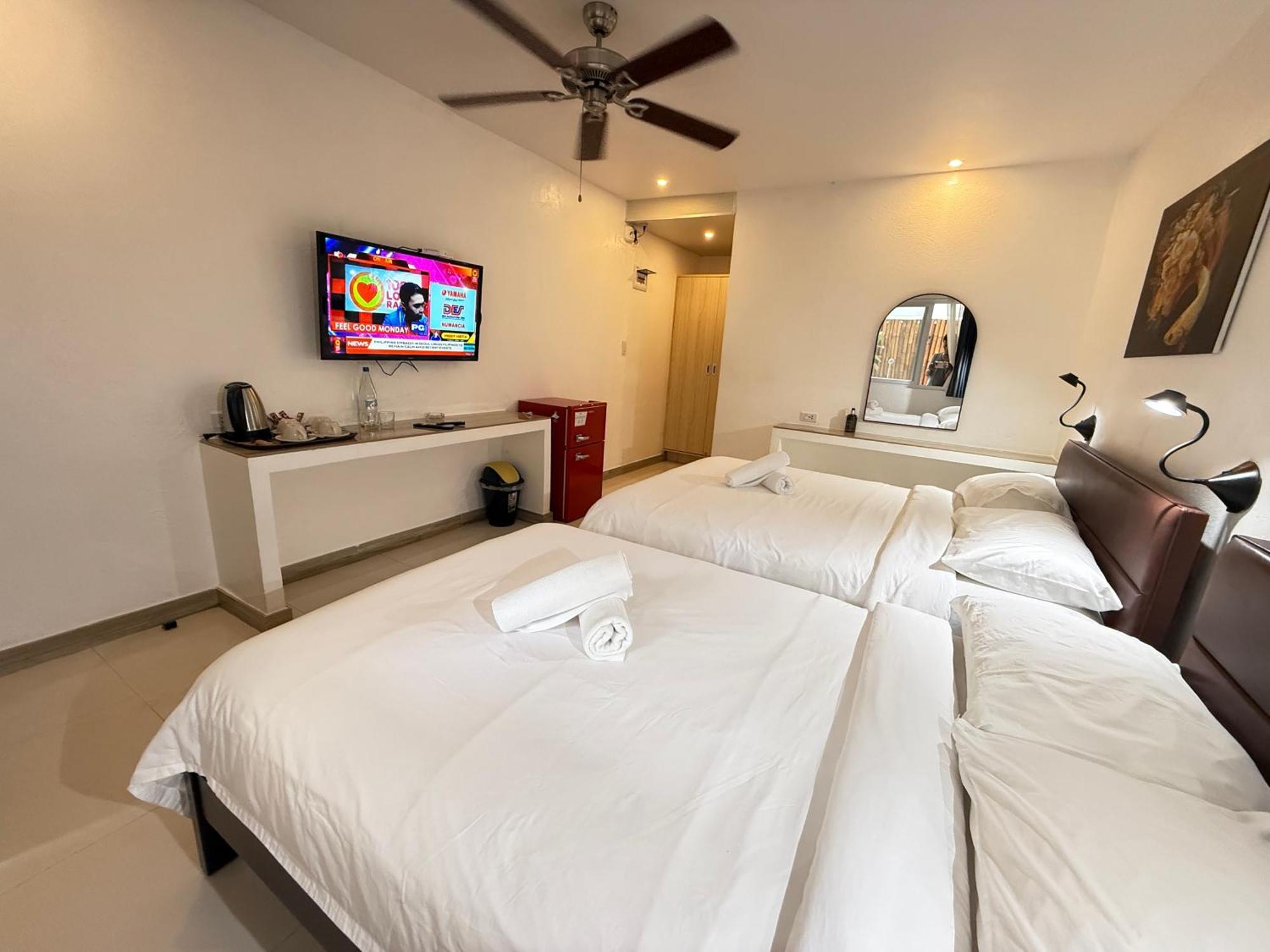 Calypso Beach And Dive Resort Manoc-Manoc Екстериор снимка